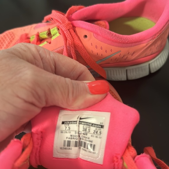 Nike “ FreeRun” running shoes in size 7.5. Beautiful melon color. Worn & clean - Picture 5 of 9